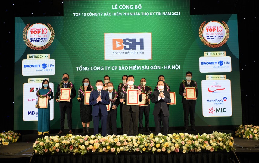 Ông Nguyễn Văn Trưởng – Phó TGĐ BSH (đứng giữa hàng đầu tiên) tham gia lễ công bố và vinh danh Top 10 thương hiệu bảo hiểm uy tín 2021,