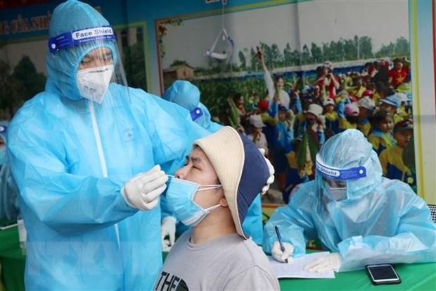 Nhân viên y tế lấy mẫu xét nghiệm sang lọc cho người dân phường Gia Cẩm, thành phố Việt Trì. (Ảnh: Trung Kiên/TTXVN).