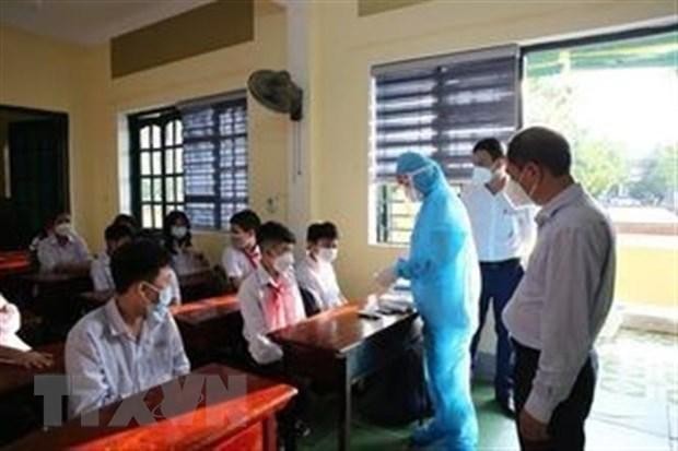 Lực lượng y tế truy vết F1, F2 tại các trường học ở Hà Tĩnh. (Ảnh: Công Tường/TTXVN).