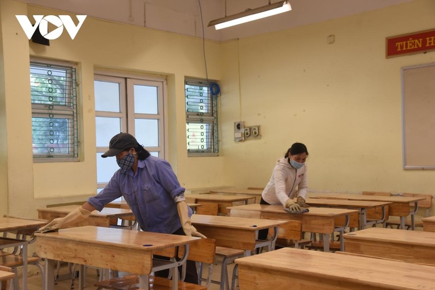 Trường THPT Phạm Hồng Thái tiến hành vệ sinh trường lớp chuẩn bị đón học sinh trở lại trường.