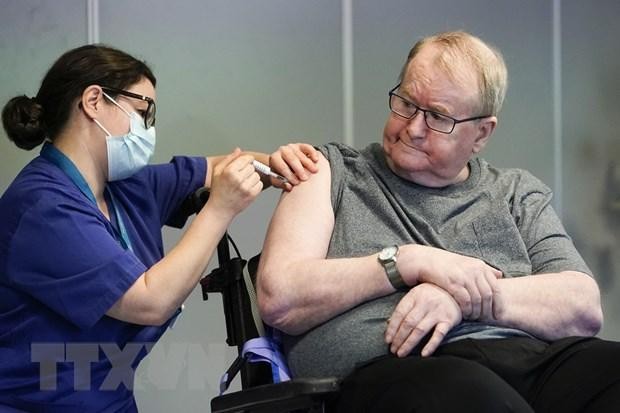 Nhân viên y tế tiêm vaccine phòng COVID-19 cho người dân tại Oslo, Na Uy ngày 27/12/2020. (Ảnh: AFP/TTXVN).