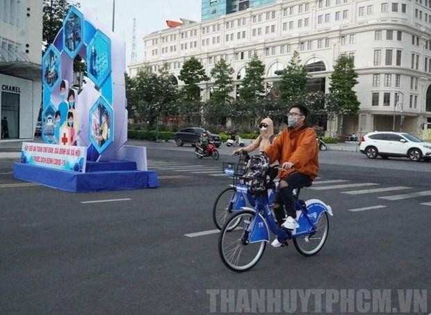 Người dân Thành phố Hồ Chí Minh trải nghiệm dịch vụ xe đạp công cộng tại trung tâm thành phố. (Nguồn: hcmcpv.org.vn).