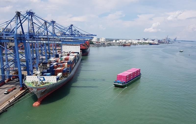 Vận chuyển container bằng sà lan cho các tàu mẹ tại Tân Cảng - Cái Mép.
