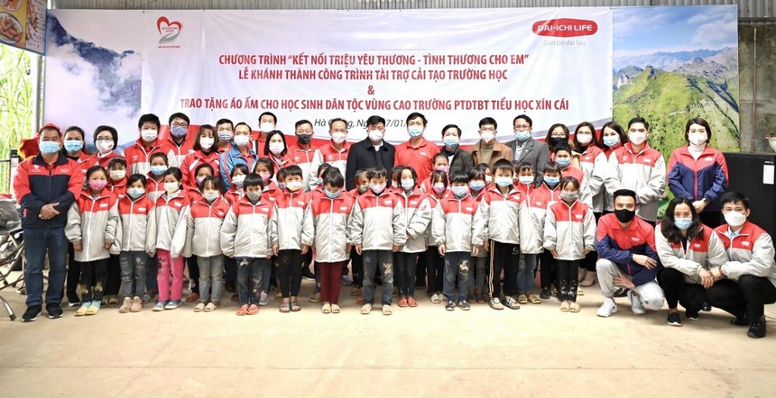 Đoàn đại diện Dai-ichi Life Việt Nam cùng các thầy cô và các em học sinh trong buổi lễ Khánh thành Công trình cải tạo trường PTDTNT Tiểu học Xín Cái, Hà Giang.