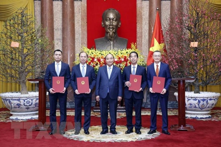 Chủ tịch nước Nguyễn Xuân Phúc trao Quyết định bổ nhiệm cho các Thứ trưởng Ngoại giao. (Ảnh: Thống Nhất/TTXVN).