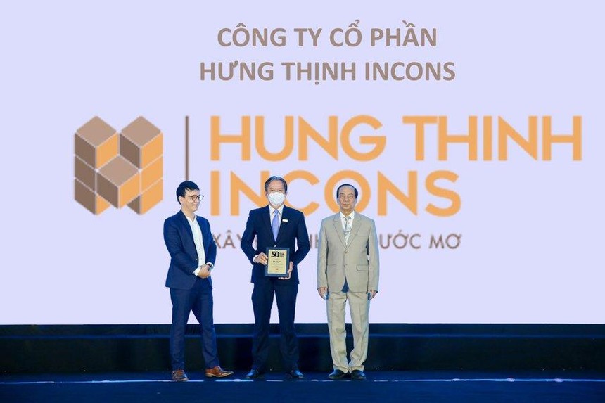 Ông Trần Kim Hải – Phó Tổng Giám đốc Hưng Thịnh Incons nhận chứng nhậnTop 50 Công ty kinh doanh hiệu quả nhất Việt Nam 2021.