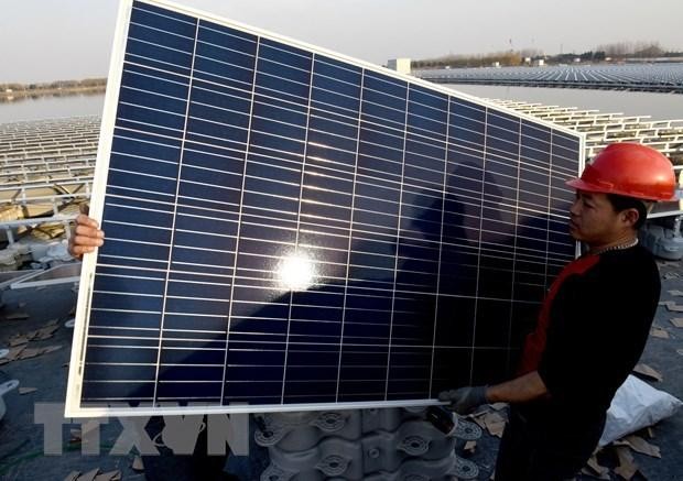 Lắp đặt những tấm pin năng lượng Mặt Trời tại tỉnh An Huy, Trung Quốc. (Ảnh: AFP/TTXVN).