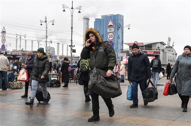 Người dân mang theo hành lý di chuyển gần nhà ga ở thủ đô Kiev, Ukraine ngày 24/2/2022. (Ảnh: AFP/TTXVN).