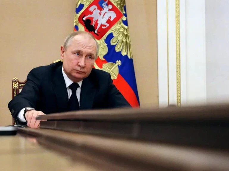 Tổng thống Nga Vladimir Putin chủ trì cuộc họp với các thành viên chính phủ ở Moscow hôm 10/3 (Ảnh: AP).