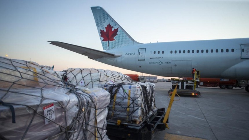Hàng viện trợ của Canada dành cho Ukraine đặt tại sân bay Pearson ở Toronto. Ảnh: RT.