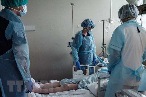Nhân viên y tế điều trị cho bệnh nhân COVID-19 tại bệnh viện ở Sapporo, Nhật Bản. (Ảnh: AFP/TTXVN).