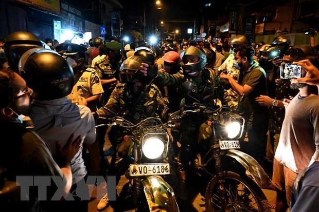 Lực lượng an ninh giải tán người biểu tình tại thủ đô Colombo, Sri Lanka tối 31/3. (Ảnh: AFP/TTXVN)