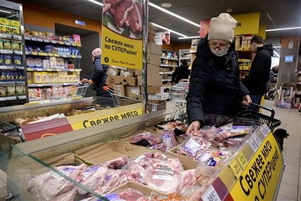 Người dân mua hàng tại siêu thị ở Moskva, Nga, ngày 6/4/2022. (Ảnh: AFP/TTXVN).