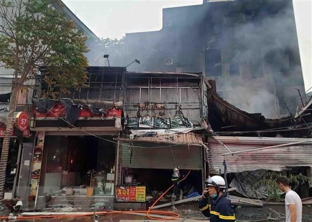Hiện trường vụ cháy tại địa chỉ ở số 63 Nguyễn Hoàng lan ra nhiều nhà xung quanh. (Ảnh: TTXVN phát).
