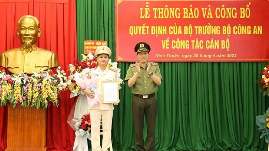 Thượng tướng Lương Tam Quang (bên phải) trao quyết định bổ nhiệm cho đại tá Huỳnh Tấn Hạnh (Ảnh: CA).