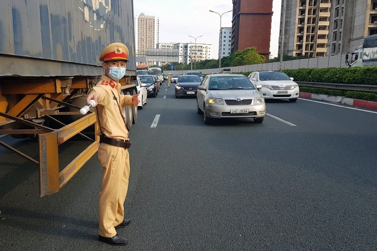 Lực lượng CSGT phân luồng, hướng dẫn người dân lưu thông trở lại Hà Nội (Ảnh: CTV).