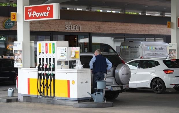 Người dân bơm xăng cho phương tiện tại một trạm xăng ở Berlin, Đức, ngày 11/5/2022. (Ảnh: THX/TTXVN).