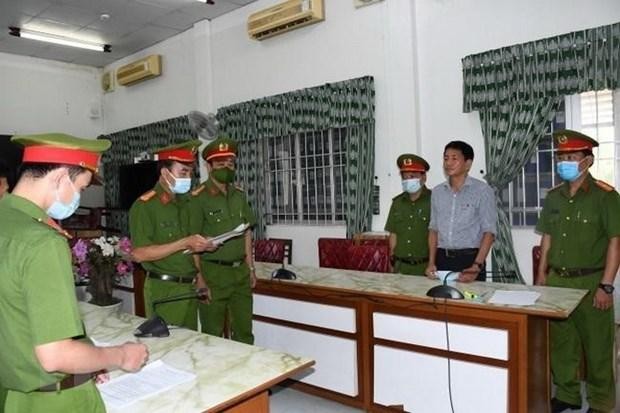Cơ quan Cảnh sát điều tra Công an tỉnh Trà Vinh thi hành lệnh bắt tạm giam bị can Trần Đắc Thanh, Phó Giám đốc Sở Y tế Trà Vinh. (Ảnh: TTXVN phát).