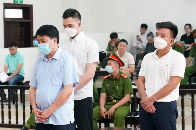 Cựu Chủ tịch Hà Nội Nguyễn Đức Chung cùng đồng phạm nghe tòa tuyên án chiều 22/6 (Ảnh: CTV).