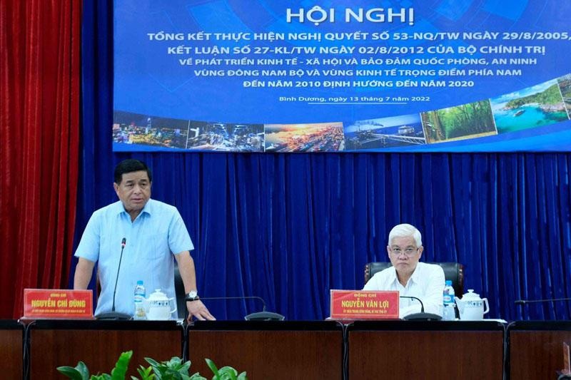 Bộ trưởng Bộ Kế hoạch và Đầu tư Nguyễn Chí Dũng (bìa trái) làm việc với Tỉnh ủy Bình Dương. (Ảnh: MPI).