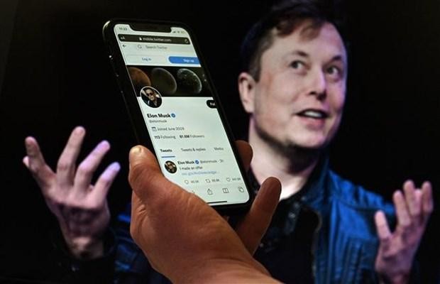 Câu chuyện giữa Twitter và CEO của Tesla trở nên căng thẳng kể từ khi ông Elon Musk thông báo “quay xe,” dừng lại việc mua lại mạng xã hội này. (Ảnh: AFP/TTXVN)