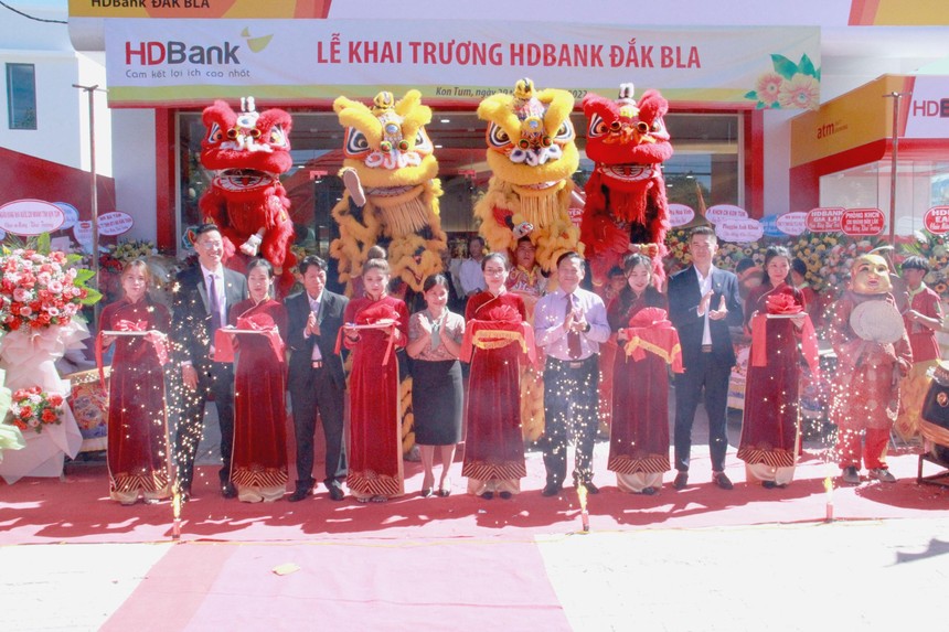 Theo đó, ngày 29/11, HDBank Đắk Bla chính thức khai trương tại số 931 Phạm Văn Đồng, phường Trần Hưng Đạo, TP Kon Tum , tỉnh Kon Tum.