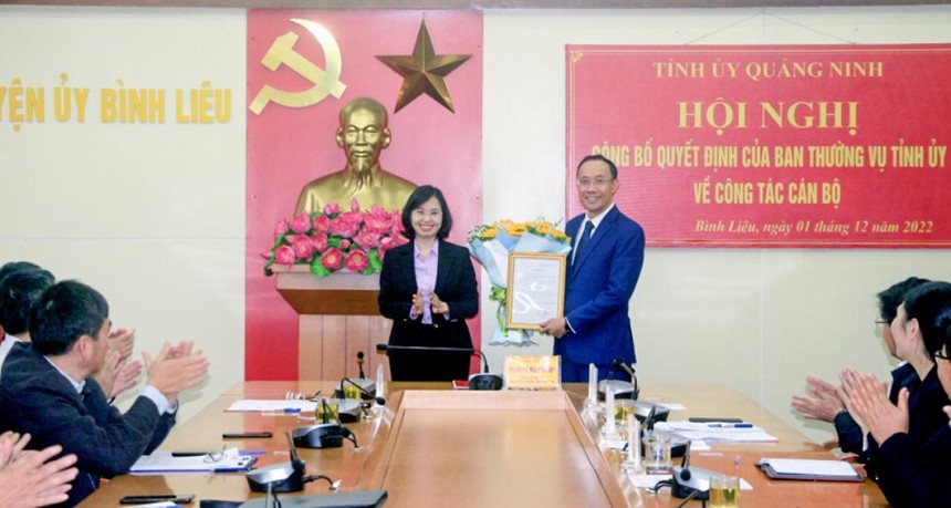 Phó Bí thư Tỉnh uỷ Quảng Ninh Trịnh Thị Minh Thanh trao quyết định điều động ông Dương Mạnh Cường làm Chánh Văn phòng Tỉnh uỷ Quảng Ninh.