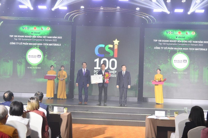 Đại diện Masan High-Tech Materials nhận giải thưởng Top 100 Doanh nghiệp bền vững VN 2022.