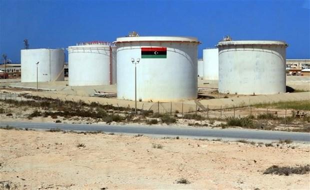 Bể chứa dầu tại cơ sở khai thác dầu ở Brega (Libya). (Ảnh: AFP/TTXVN)
