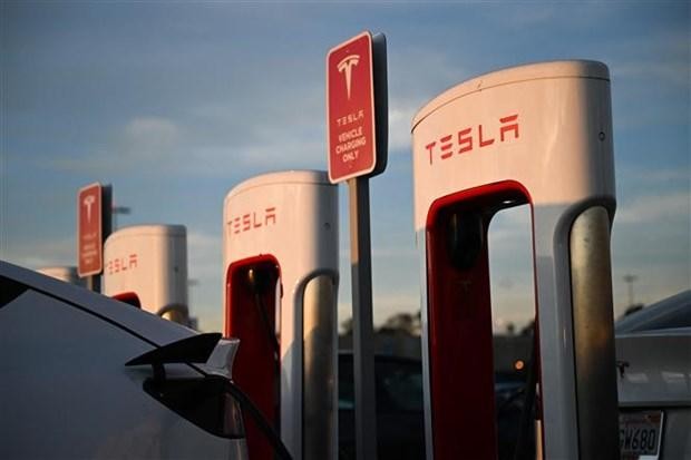 Một trạm sạc điện của Tesla tại Hawthorne, California (Mỹ), ngày 9/8/2022. (Ảnh: AFP/TTXVN)
