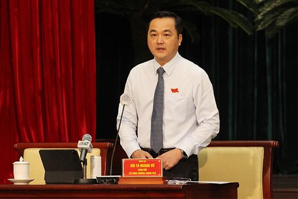 Giám đốc Sở Công thương TP.HCM Bùi Tá Hoàng Vũ trả lời chất vấn HĐND ngày 8/12 - Ảnh: Thành Nhân.