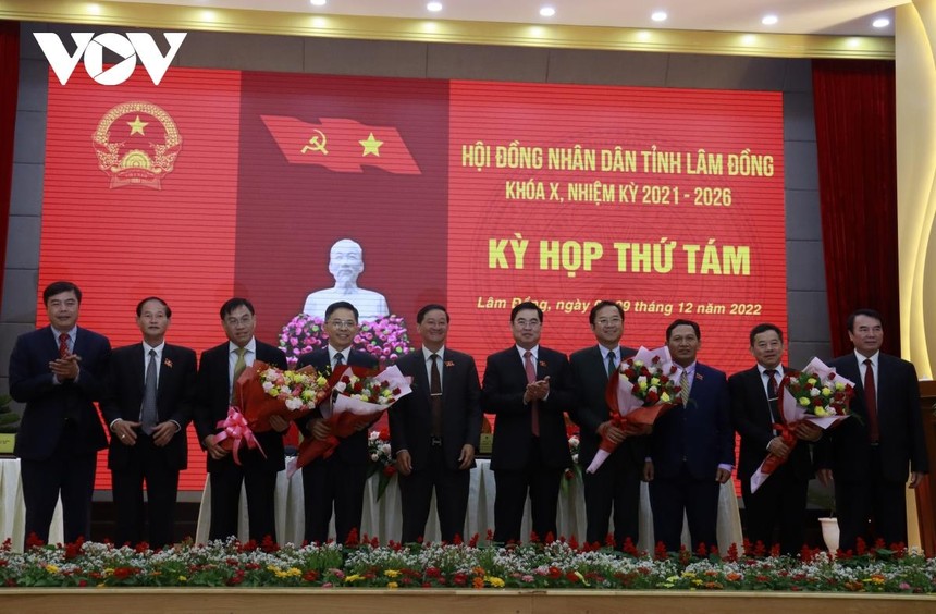 Lãnh đạo HĐND tỉnh Lâm Đồng tặng hoa chúc mừng các cán bộ giữ chức vụ ở vị trí công tác mới.