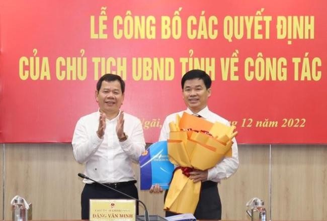 Ông Đặng Văn Minh, Chủ tịch UBND tỉnh Quảng Ngãi trao quyết định bổ nhiệm Giám đốc Sở Y tế tỉnh Phạm Minh Đức. Ảnh: T.C.