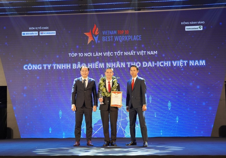 Ông Ngô Việt Phương – Phó tổng giám đốc Kinh doanh Dai-ichi Life Việt Nam (giữa), nhận giải thưởng “Top 10 Nơi làm việc tốt nhất Việt Nam”