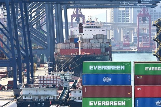 Vận chuyển hàng hóa tại cảng ở Hong Kong, Trung Quốc. (Ảnh: AFP/TTXVN)