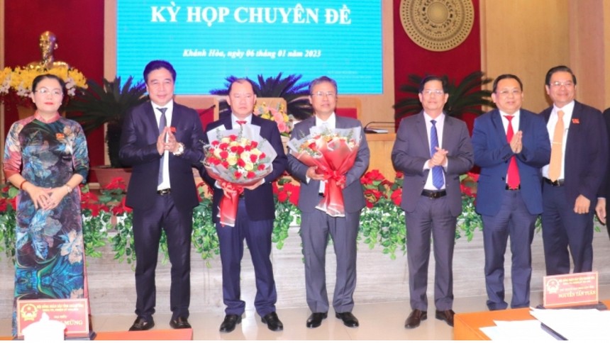 Lãnh đạo tỉnh Khánh Hòa tặng hoa chúc mừng các ông Nguyễn Anh Tuấn (thứ 3 từ trái sang); Trần Hòa Nam (thứ 4 từ trái sang)