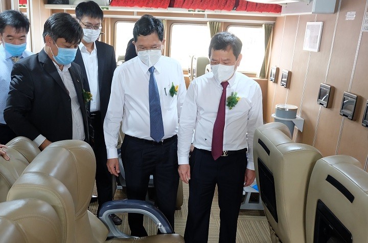 Lãnh đạo TP Đà Nẵng trong một chuyến kiểm tra các phương tiện vận tải đường thuỷ nội địa.