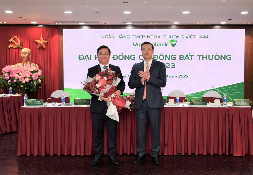 Ông Phạm Quang Dũng, Chủ tịch HĐQT Vietcombank (bên phải) tặng hoa chúc mừng ông Nguyễn Thanh Tùng - Phó tổng giám đốc phụ trách Ban điều hành đã được Đại hội bầu bổ sung là Thành viên HĐQT Vietcombank nhiệm kỳ 2018 - 2023.