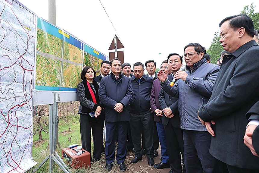Thủ tướng Chính phủ Phạm Minh Chính đi kiểm tra thực địa dự án đường Vành đai 4 Vùng Thủ đô Ảnh: Nhật Bắc.