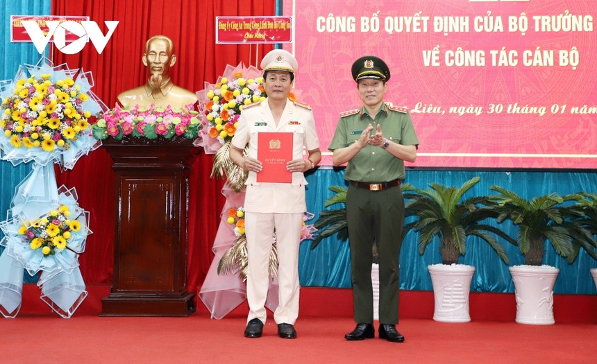 Thứ trưởng Bộ Công an Lương Tam Quang trao Quyết định và tặng hoa chúc mừng Đại tá Hồ Việt Triều - Giám đốc Công an tỉnh Bạc Liêu.