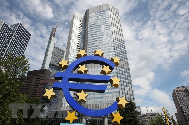 Biểu tượng đồng Euro phía trước trụ sở Ngân hàng trung ương châu Âu (ECB) tại Frankfurt am Main, Đức. (Ảnh: AFP/TTXVN).