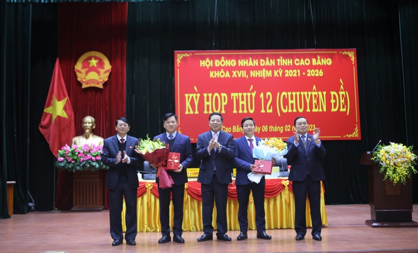 Lãnh đạo Tỉnh ủy, HĐND, UBND tỉnh Cao Bằng trao quyết định và tặng hoa chúc mừng ông Trịnh Trường Huy (thứ hai từ trái qua) và ông Lê Hải Hòa (thứ hai từ phải qua) giữ cương vị mới.