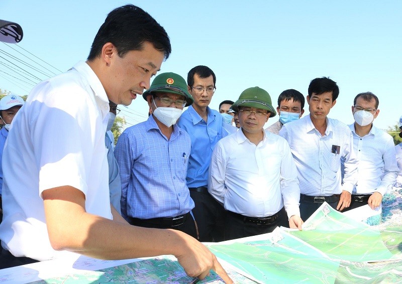 Phó Chủ tịch Nguyễn Tự Công Hoàng (thứ 4 bên phải) cùng với lãnh đạo Bộ GTVT kiểm tra hướng tuyến tại huyện Tây Sơn.