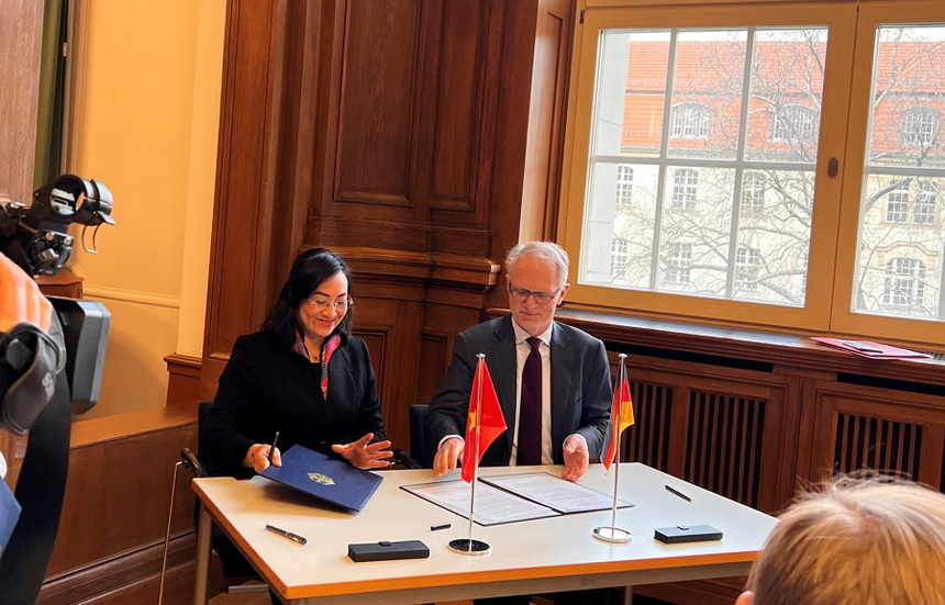 Ký kết Biên bản Phiên họp lần hai Ủy ban hỗn hợp về Hợp tác Kinh tế Việt – Đức tại Berlin.