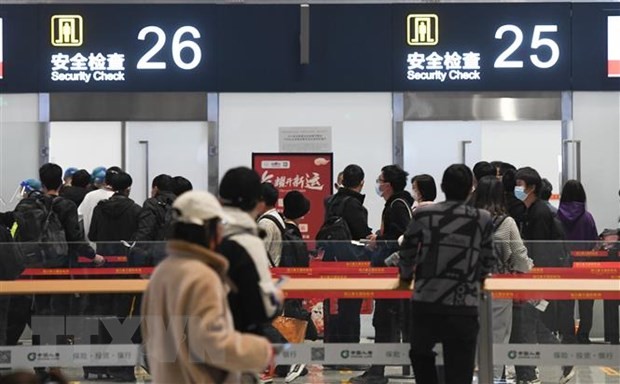 Hoạt động đi lại của người dân Trung Quốc đã tăng mạnh. Trong ảnh: Hành khách xếp hàng để kiểm tra an ninh tại sân bay quốc tế ở Hải Khẩu, tỉnh Hải Nam, Trung Quốc. (Ảnh: THX/TTXVN).