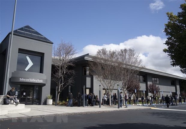 Người dân tập trung bên ngoài trụ sở ngân hàng Silicon Valley Bank (SVB) ở California, Mỹ ngày 13/3. (Ảnh: THX/TTXVN)