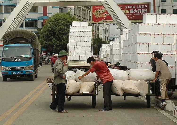 Bộ Công thuong đề xuất siết xuất khẩu tiểu ngạch sang Trung Quốc từ năm 2025.