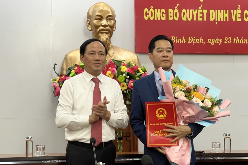 Ông Phạm Anh Tuấn, Chủ tịch UBND trao quyết định và tăng hoa chúc mừng ông Nguyễn Thành Hải, Giám đốc Sở Tài chính tỉnh.