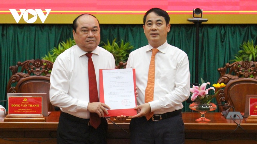 Bí thư Tỉnh ủy Hậu Giang Nghiêm Xuân Thành trao quyết định của Ban Bí thư cho ông Trần Văn Chính (bìa trái).
