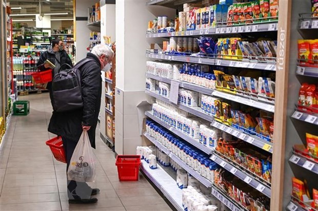 Khách hàng lựa chọn mua hàng hóa trong siêu thị ở Budapest, Hungary. (Ảnh: AFP/TTXVN)